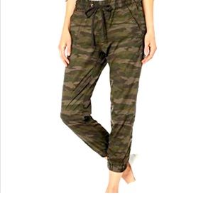 Levi’s camo jogger jeans L